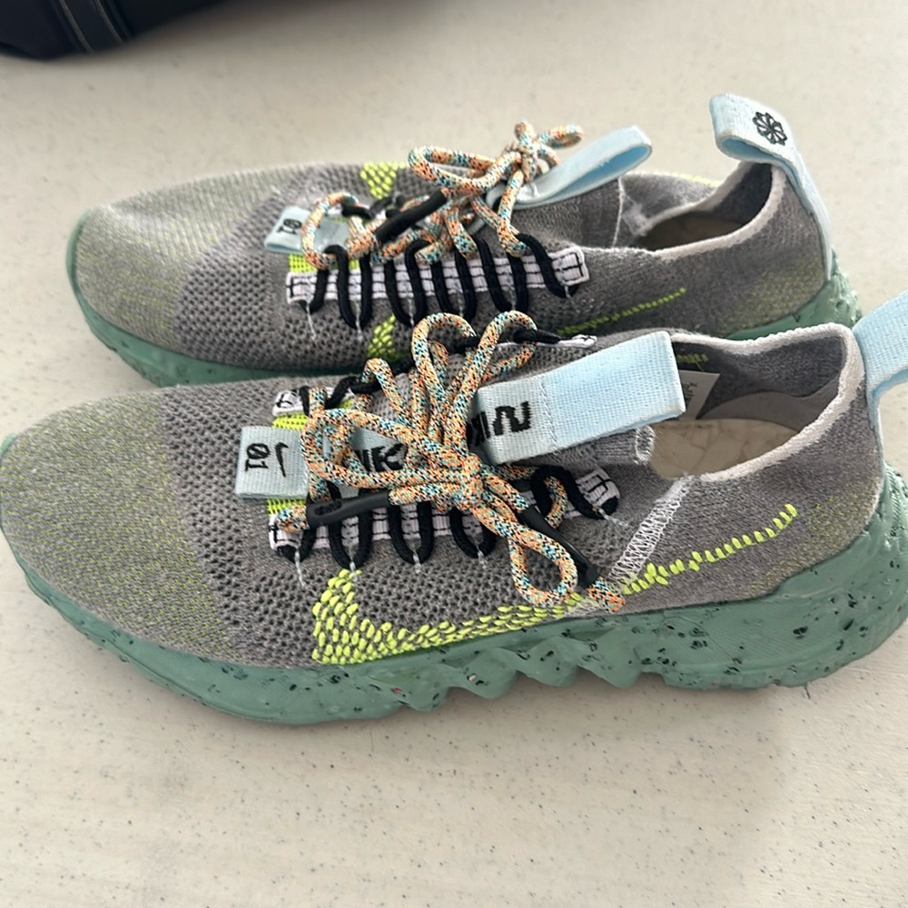 Mens size 6 womens 8 Nike space hippie in healing jade